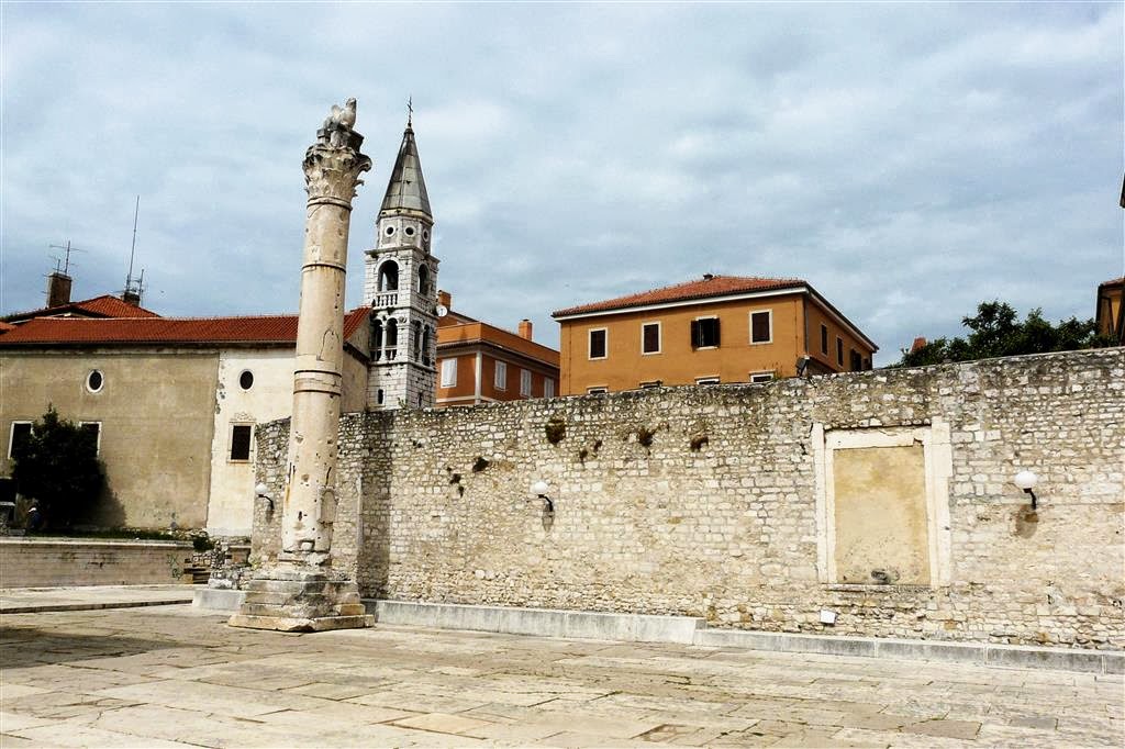 ZADAR - een 14 m hoge Corintische zuil