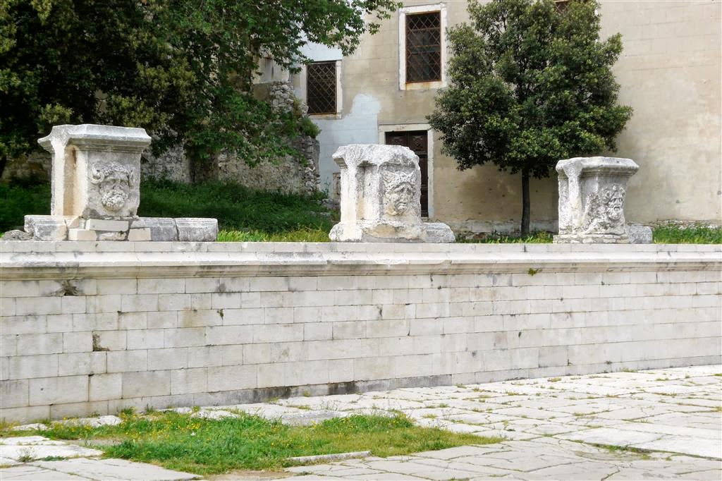 ZADAR - oude romeinse zuilen van godinnen