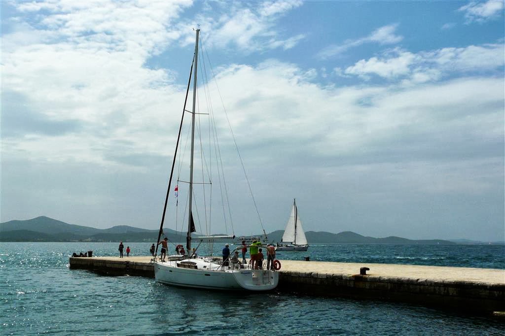 ZADAR - een zeilboot die probeert aan te meren