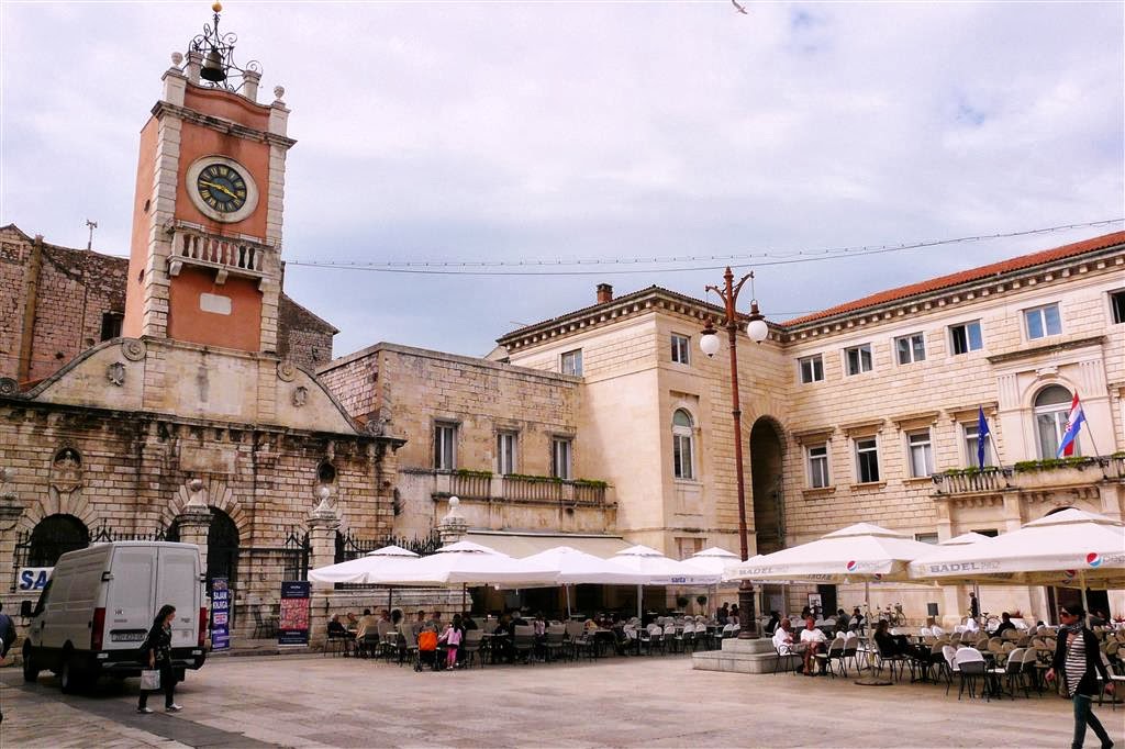 ZADAR - het nationale plein met een gebouw van de stadswachten en een klokkentoren