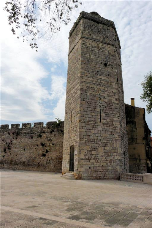 ZADAR - de Bablja Kula toren bij het plein met de vijf waterputten