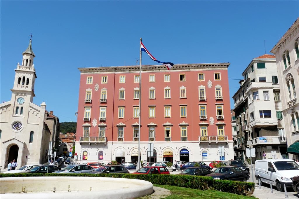 SPLIT - fraai gebouw naast de Sint Frane kerk