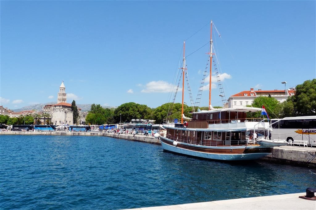 SPLIT - een boot bij de haven