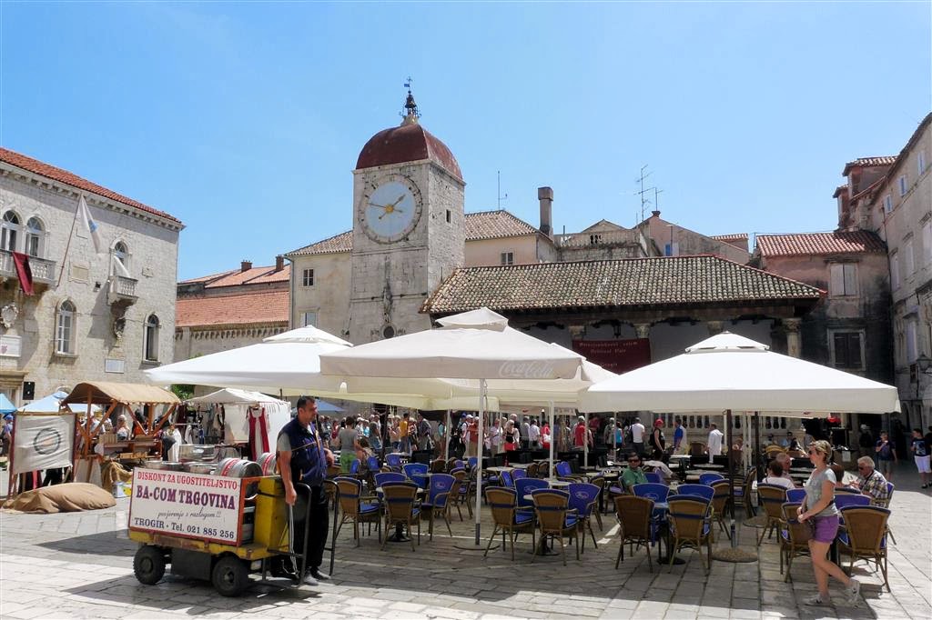 TROGIR - een klokkentoren op het centrale plein
