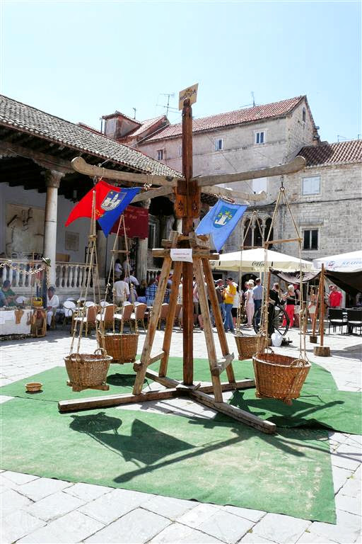TROGIR - een middeleeuwse draaimolen op het centrale plein