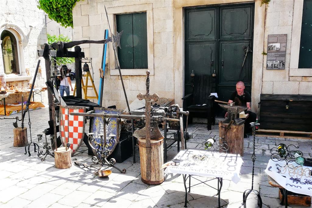 TROGIR - een hoefsmid op het centrale plein