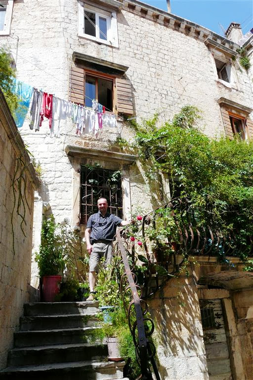 TROGIR - Carlos bij een Kroatisch huis