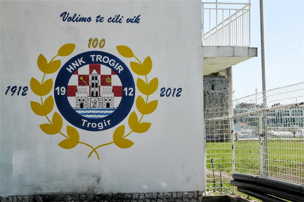 TROGIR - een muurschildering van de oude voetbalclub HNK Trogir