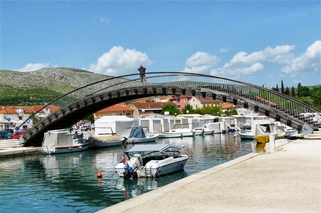 TROGIR - Carlos op een brug over het kanaal