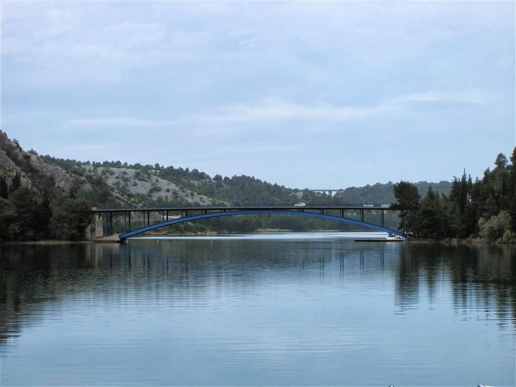 NATIONAAL PARK KRKA - een rallywagen op de brug over de KRKA rivier