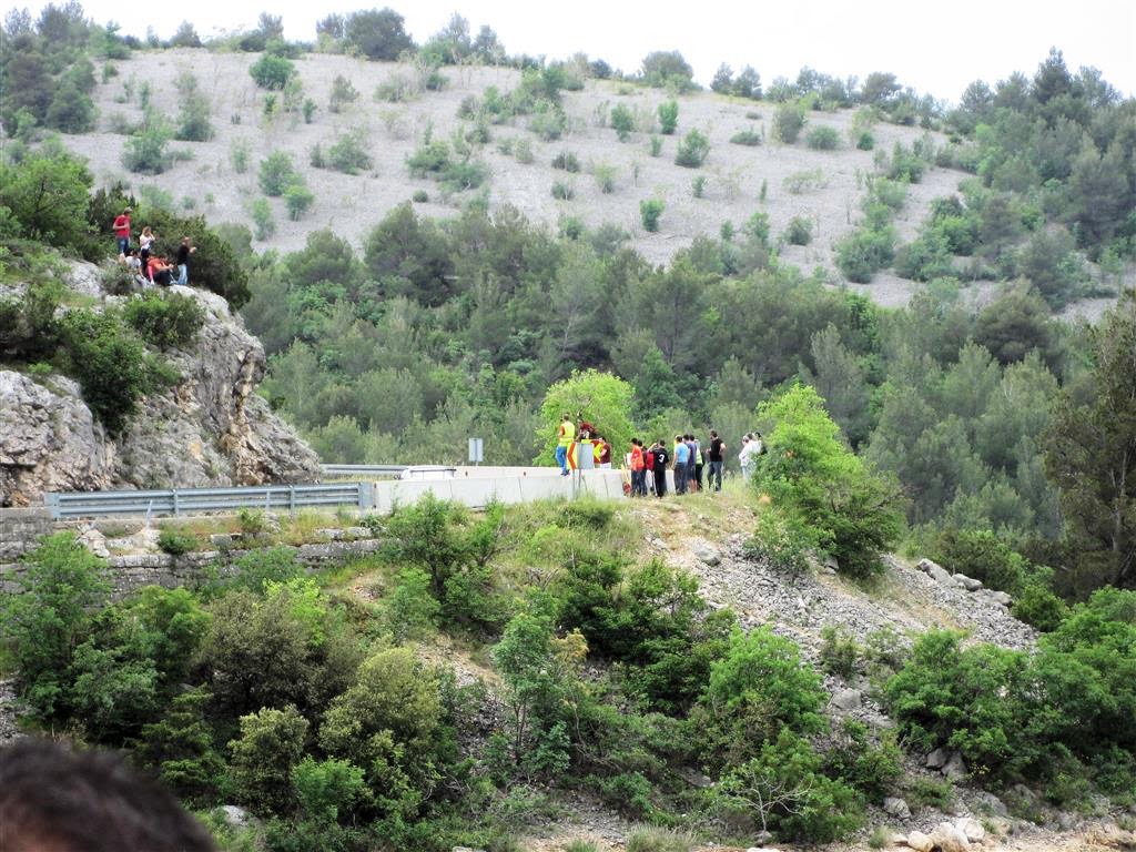 SKRADIN - een rallywagen passeert enkele toeschouwers