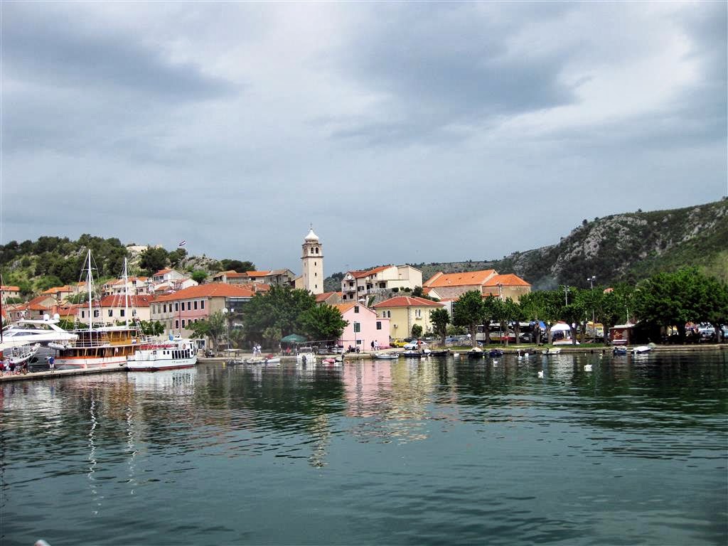 SKRADIN - uitzicht op Skradin vanaf de boot