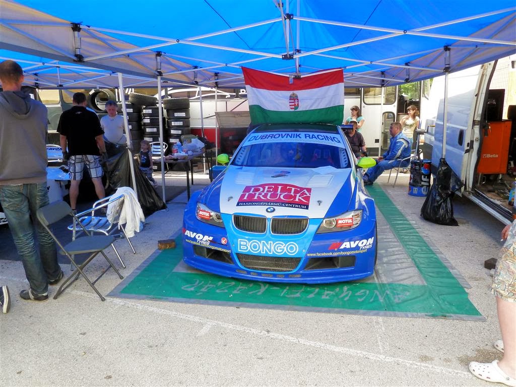 SKRADIN - een rallywagen in de pits