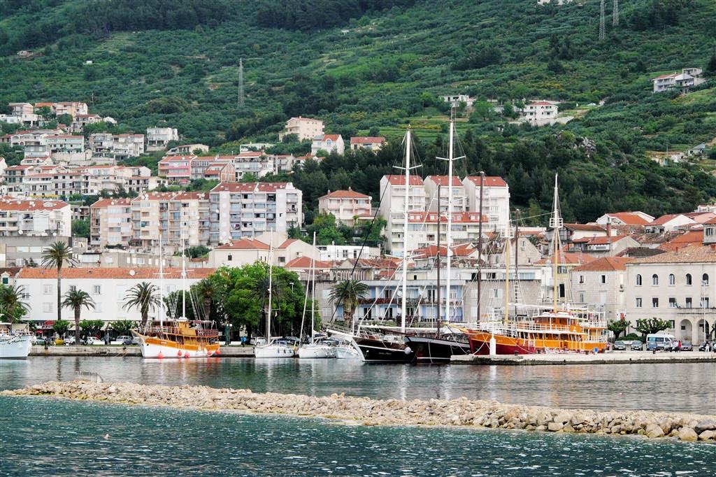 PODGORA -> HVAR - enkele boten in de plaats Makarska