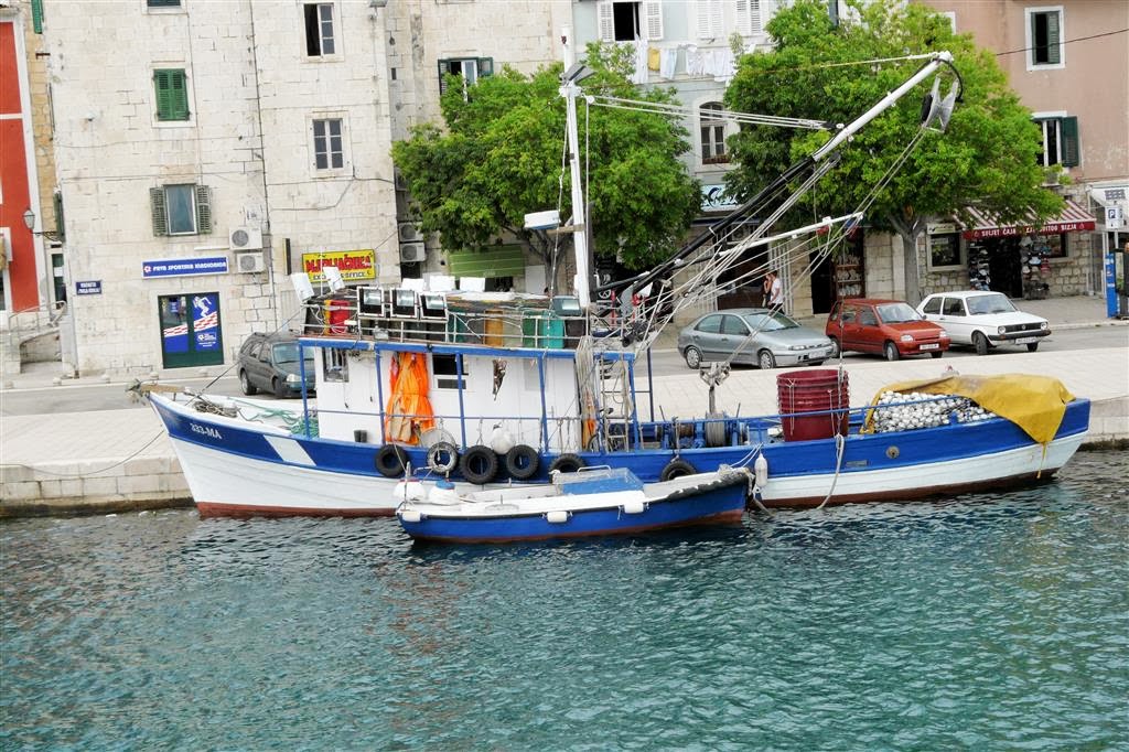 PODGORA -> HVAR - een vissersboot in de plaats Makarska
