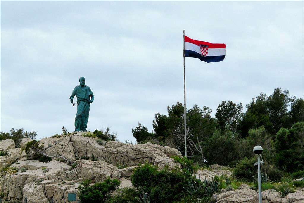PODGORA -> HVAR - een standbeeld bij de plaats Makarska