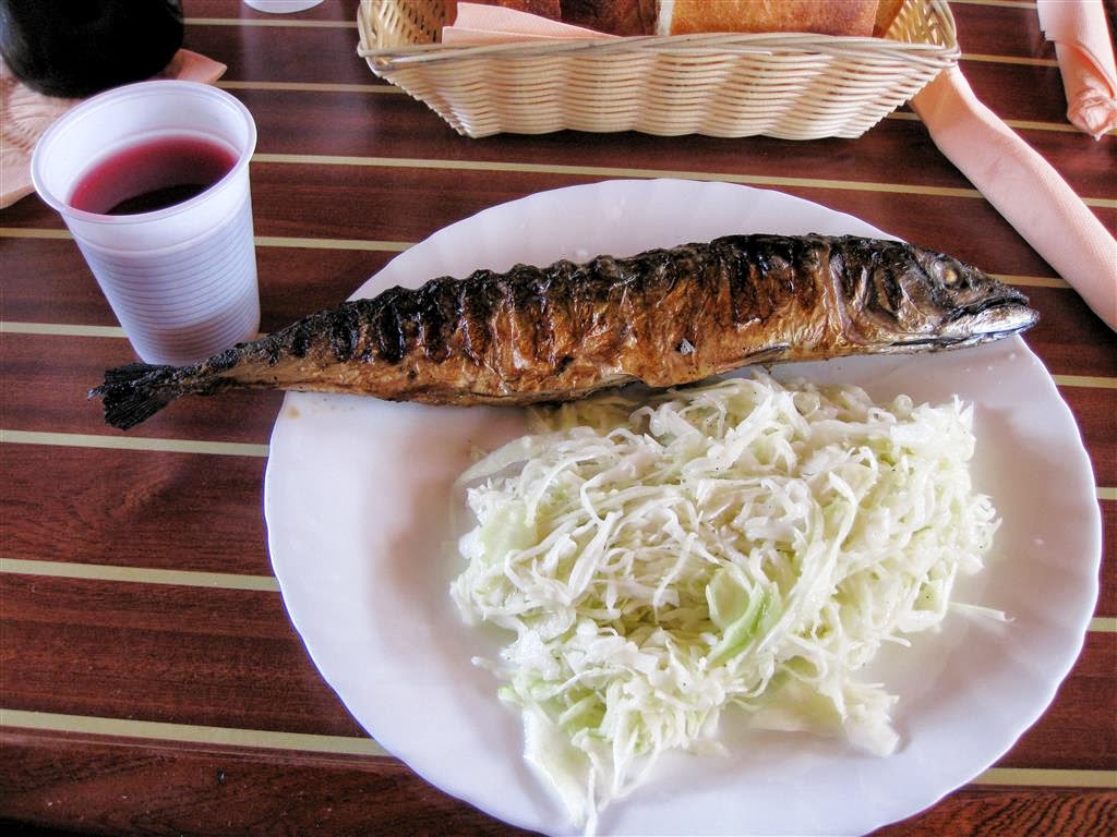 HVAR -> BRAC - onze lunch op de boot: makreel, kool en rode wijn