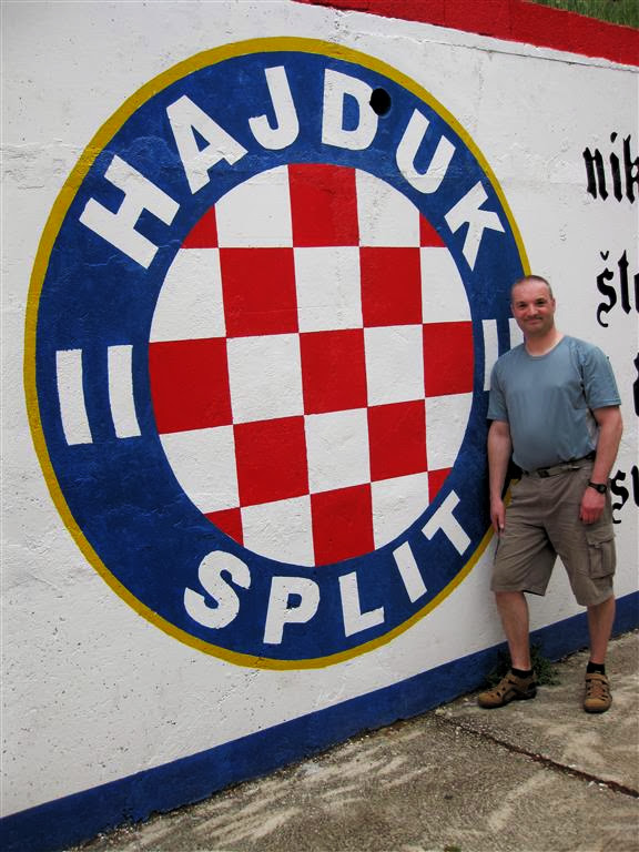 BRAC - Carlos bij een muurschildering van voetbalclub Hajduk Split