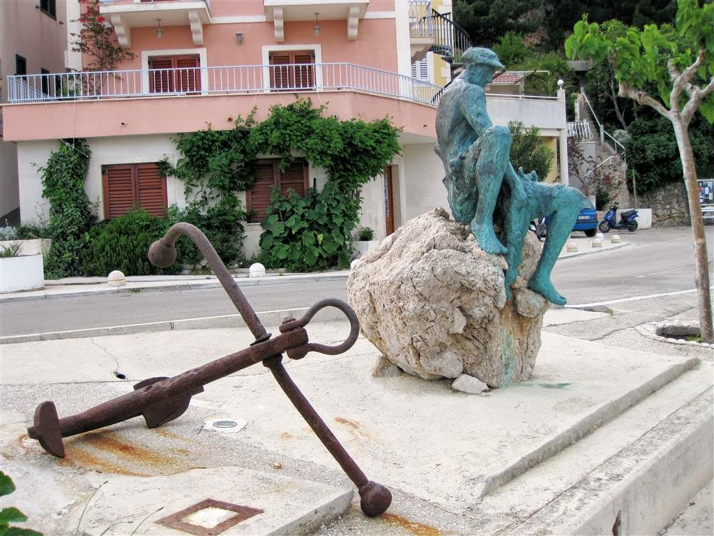 PODGORA - een standbeeld