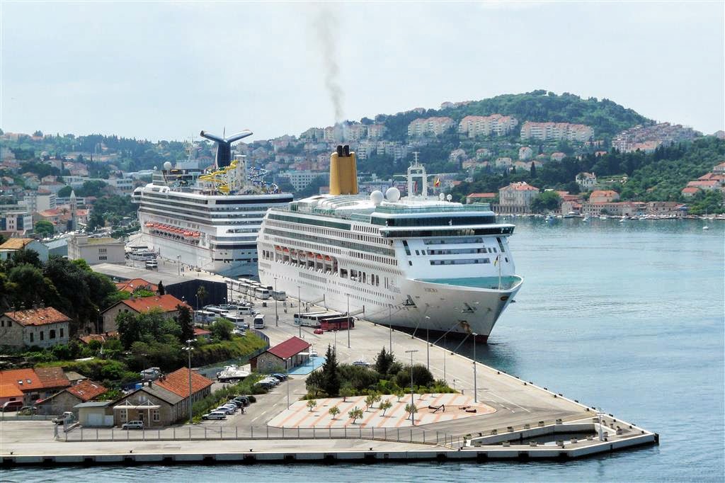 DUBROVNIK - twee cruiseschepen