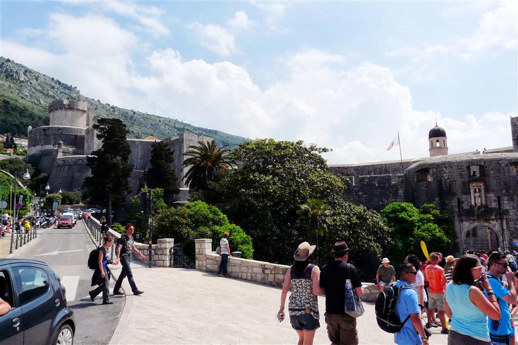DUBROVNIK - links het fort Minceta en rechts de Pile poort