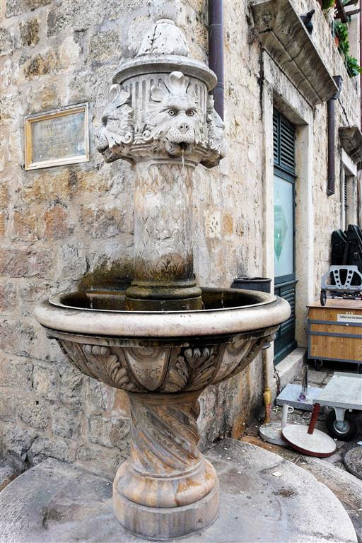 DUBROVNIK - de Amerling fontein in het oude centrum