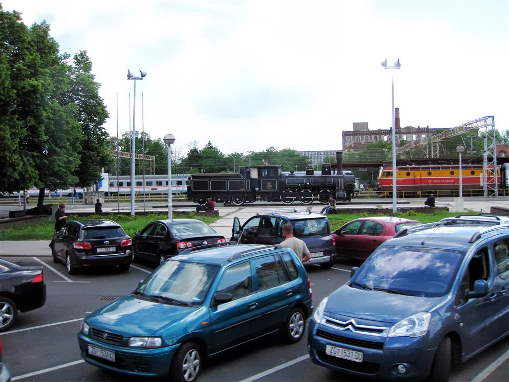 ZAGREB - een oude stoomlocomotief bij het centraal station