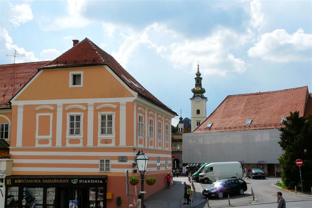 ZAGREB - enkele gebouwen en op de achtergrond de toren van de Sint Maria kerk