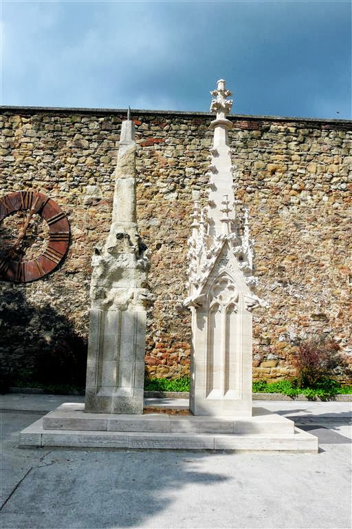 ZAGREB - twee miniaturen van de torens van de kathedraal van Zagreb