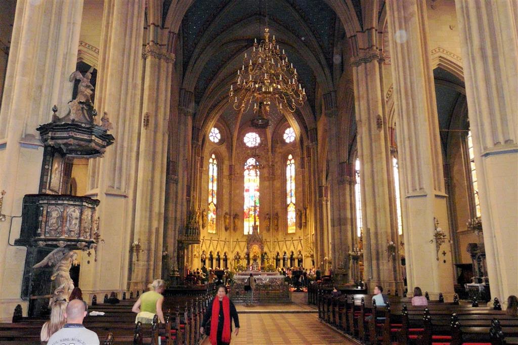 ZAGREB - binnen in de kathedraal van Zagreb