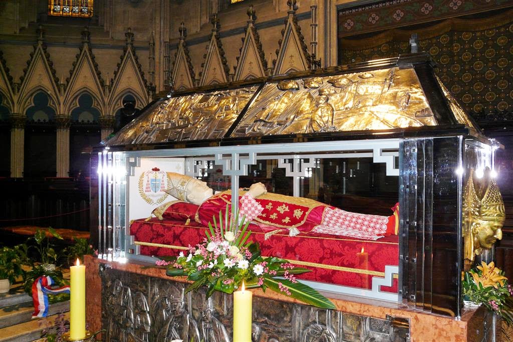 ZAGREB - een sarcofaag van gezegende Alojzije Stepinac in de kathedraal van Zagreb
