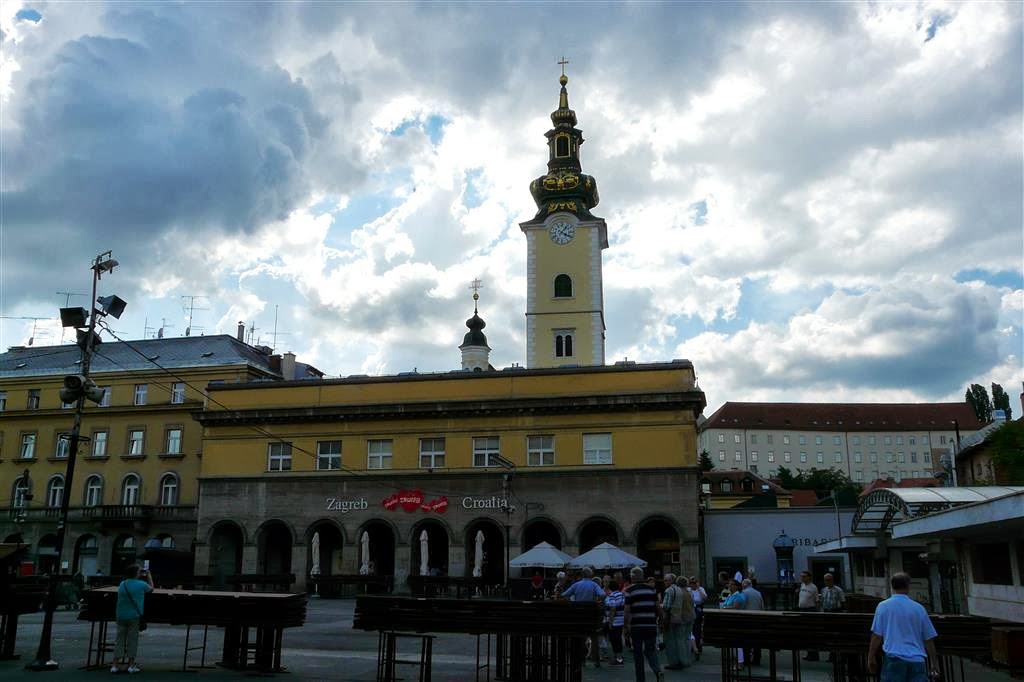 ZAGREB - de Dolac markt en op de achtergrond de toren van de Sint Maria kerk