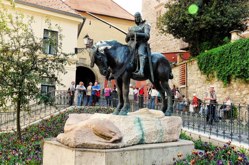 ZAGREB - een standbeeld van Sint George