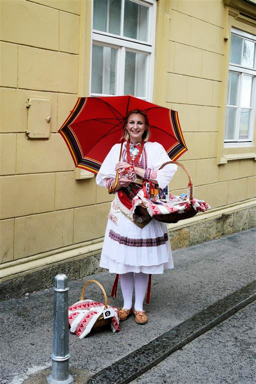 ZAGREB - een Kroatische vrouw in traditionele klederdracht