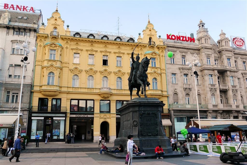 ZAGREB - een standbeeld bij het Ban Jelacic plein