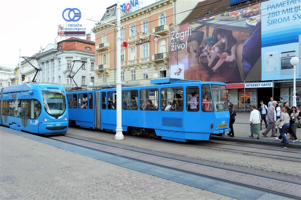 ZAGREB - trams bij het Ban Jelacic plein