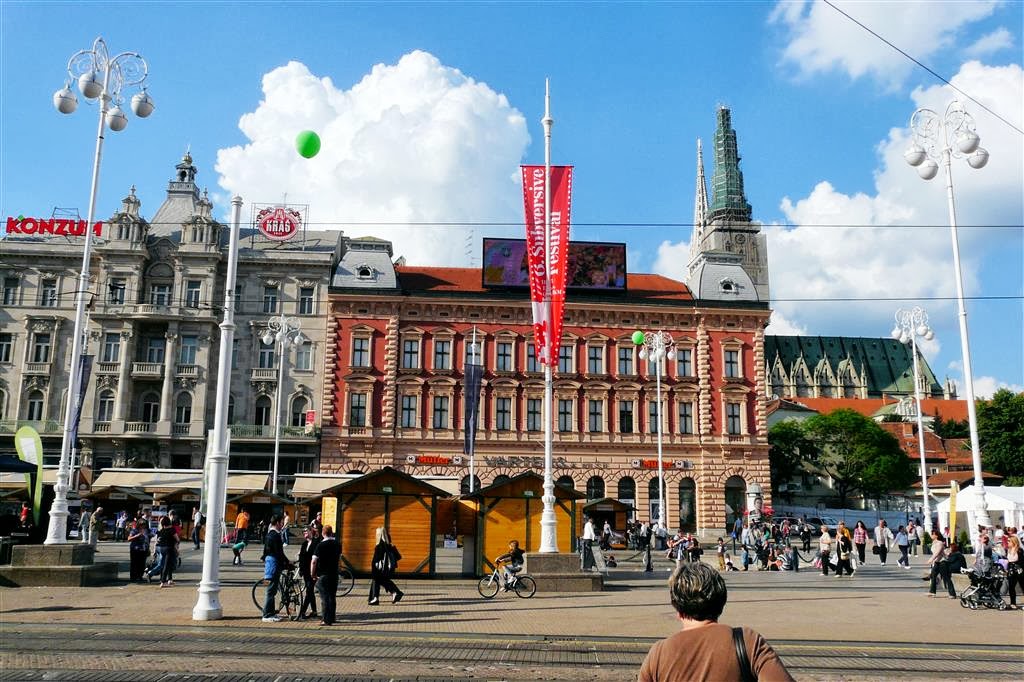 ZAGREB - enkele gebouwen bij het Ban Jelacic plein