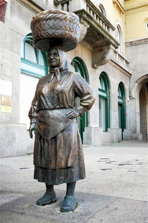 ZAGREB - een standbeeld bij de Dolac markt