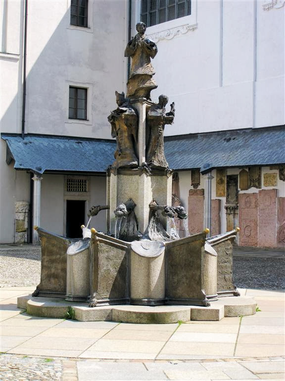 PASSAU (DUITSLAND) - een fontein bij het voormalige klooster van de Sint Stephan kathedraal