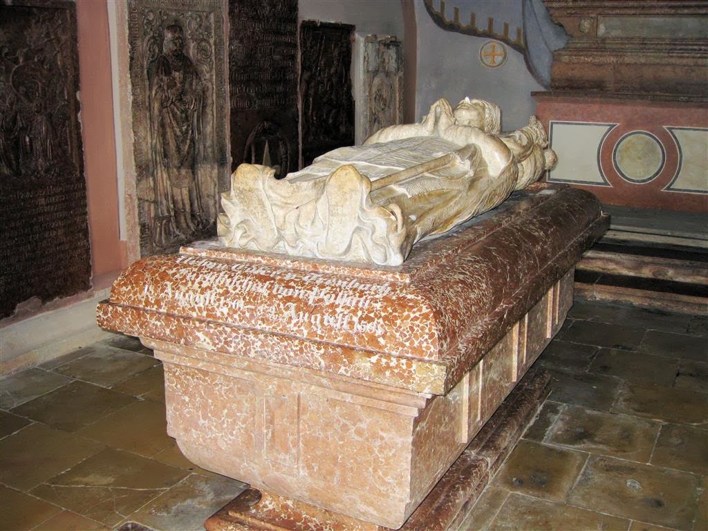 PASSAU (DUITSLAND) - een graf bij het voormalige klooster van de Sint Stephan kathedraal