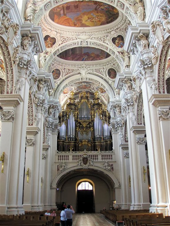 PASSAU (DUITSLAND) - binnen in de Sint Stephan kathedraal