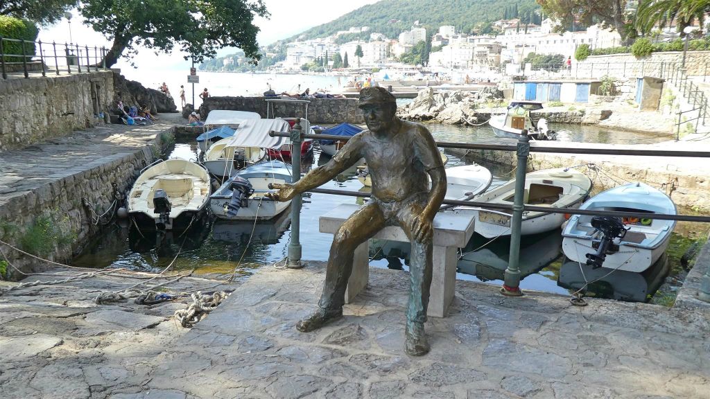 OPATIJA - het Barkajol standbeeld in een kleine haven