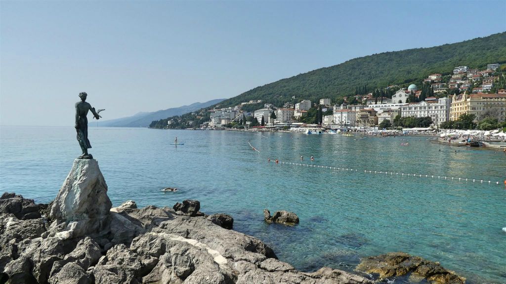 OPATIJA - de kustlijn met het standbeeld de maagd met de zeemeeuw