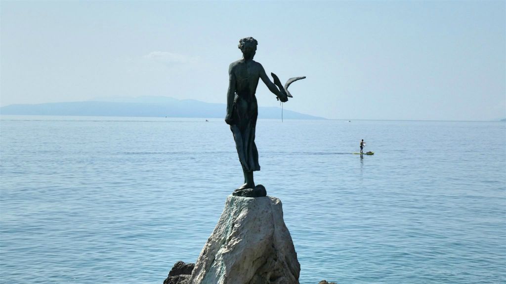 OPATIJA - het standbeeld de maagd met de zeemeeuw