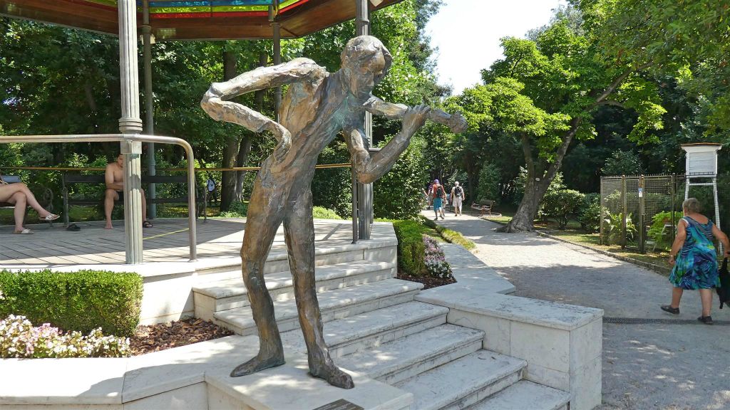 OPATIJA - een standbeeld ter ere van de componist Jan Kubelik (1914-1996)