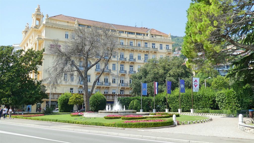 OPATIJA - de Slatina fontein voor het Grand Hotel Palace