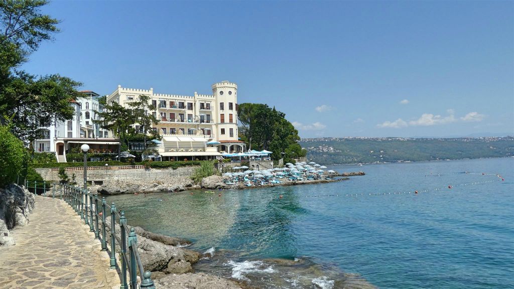OPATIJA - de Lugomare boulevard