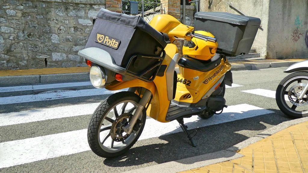 OPATIJA - een scooter van de Kroatische post