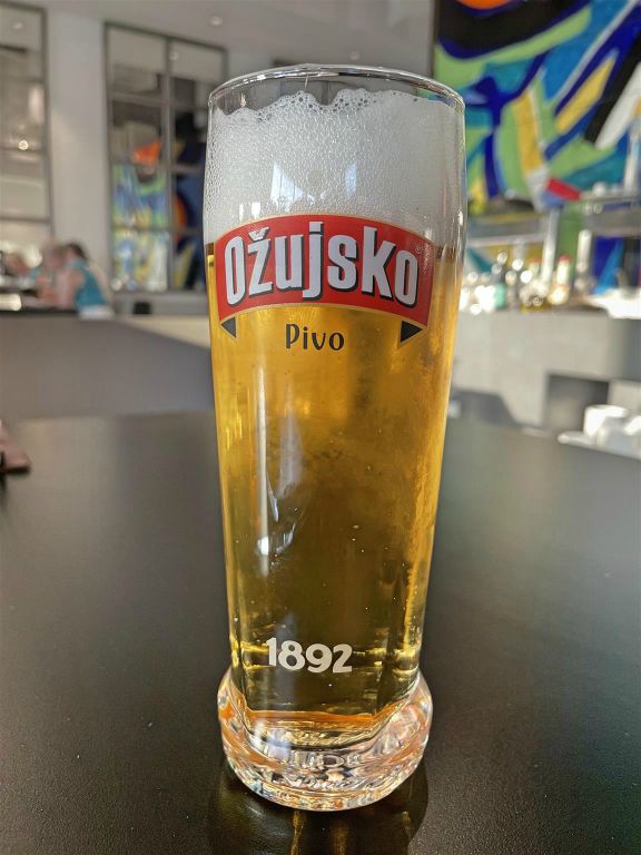 CRIKVENICA - een glas bier in het hotel Ad Turres waar we verbleven