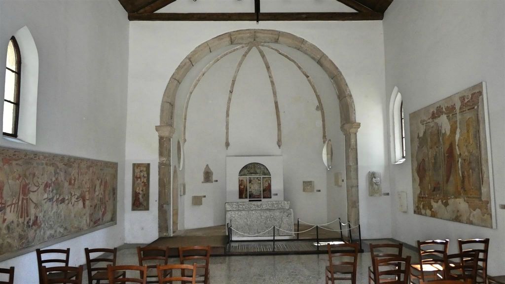 VELIKI BRIJUN - binnen in de kerk van St. German